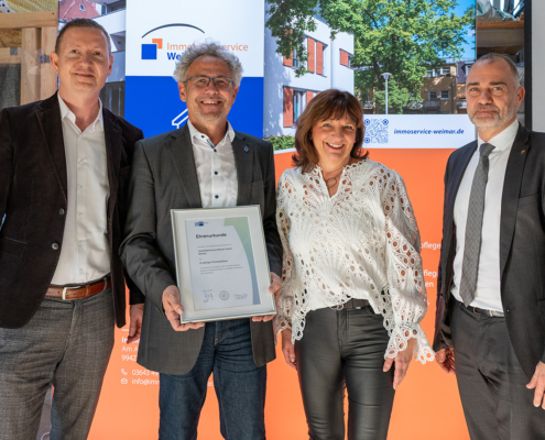 IHK und OB gratulieren der Immobilienservice Weimar GmbH zum 25-jährigen Firmenjubiläum (v.l.n.r.): Markus Heyn (Leiter IHK-Regionalbüro Weimar), Geschäftsführer Udo Carstens, Annette Projahn (Vizepräsidentin IHK Erfurt und Vorsitzende des Wirtschaftsbeirates Weimar/Weimarer Land), Oberbürgermeister Peter Kleine | Foto: Johannes Krey